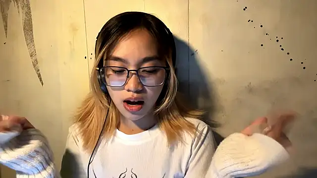 Snapshot of LenoraFrailey chatting on December 23, 2025, 10:35 am LenoraFrailey online show from December 23, 2025, 10:35 am