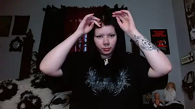 Snapshot of Bettieee_Agura chatting on April 8, 2026, 12:32 am Bettieee Agura online show from April 8, 2026, 12:32 am