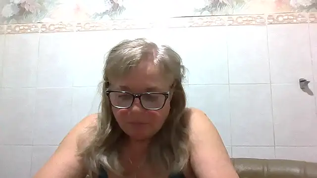 Snapshot of LinaLight88 chatting on April 15, 2026, 7:58 pm LinaLight88 online show from April 15, 2026, 7:58 pm