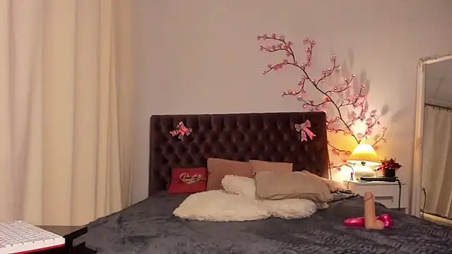 MilanaHotts online show from March 12, 2026, 6:08 am