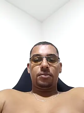 Reis001122 online show from May 2, 2026, 3:22 am