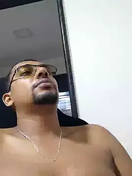 Reis001122 online show from May 11, 2026, 2:39 am