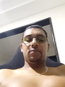Reis001122 online show from June 21, 2026, 4:26 am