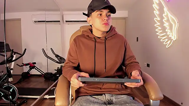  TaylorBlack online show from April 11, 2026, 11:25 am