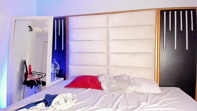 JuliMonroe19 online show from February 20, 2026, 1:11 pm