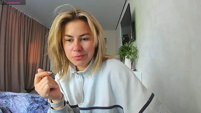 Snapshot of Roxi_Joy chatting on May 28, 2026, 6:54 am Roxi Joy online show from May 28, 2026, 6:54 am