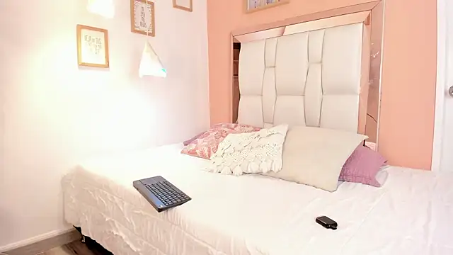 Snapshot of Kloebaby_ chatting on April 30, 2026, 8:26 pm Kloebaby online show from April 30, 2026, 8:26 pm