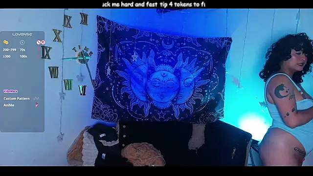 sofitabares  online show from May 27, 2026, 10:40 pm