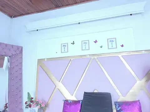 Snapshot of ShantallFoxxie chatting on December 21, 2025, 12:45 pm ShantallFoxxie online show from December 21, 2025, 12:45 pm