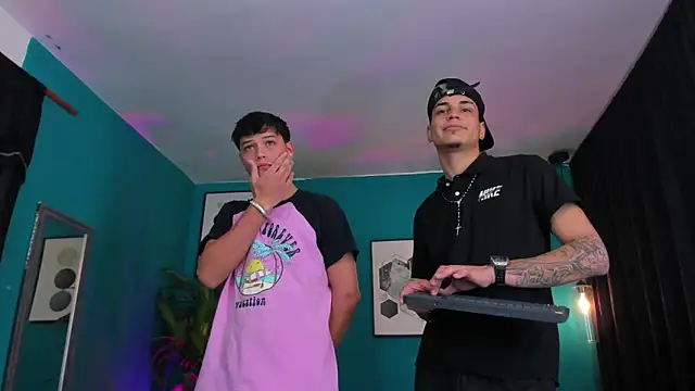 Snapshot of Oficial_KingOfHeavens chatting on December 22, 2025, 10:18 pm Oficial KingOfHeavens online show from December 22, 2025, 10:18 pm