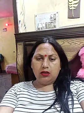 Hotmylips online show from April 15, 2026, 3:08 pm