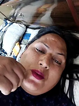 Hotmylips online show from April 18, 2026, 7:51 pm