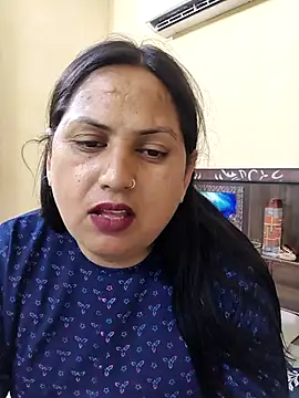 Hotmylips online show from April 18, 2026, 7:58 pm