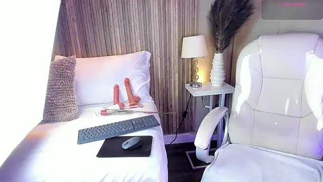 FiorelaSton online show from February 15, 2026, 4:09 am