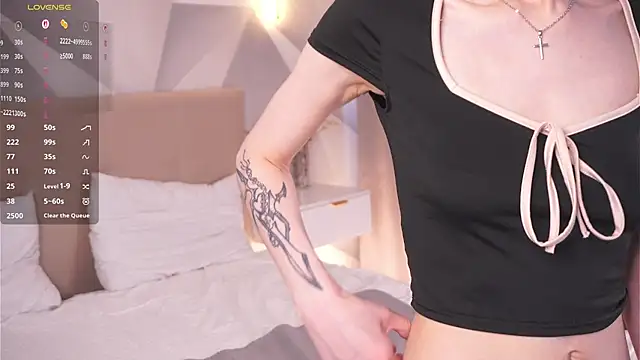 DeliaLoma online show from April 7, 2026, 6:36 am