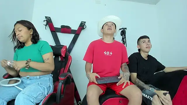 Snapshot of Three_Ways_to_Love chatting on January 15, 2026, 11:59 am Three Ways to Love online show from January 15, 2026, 11:59 am