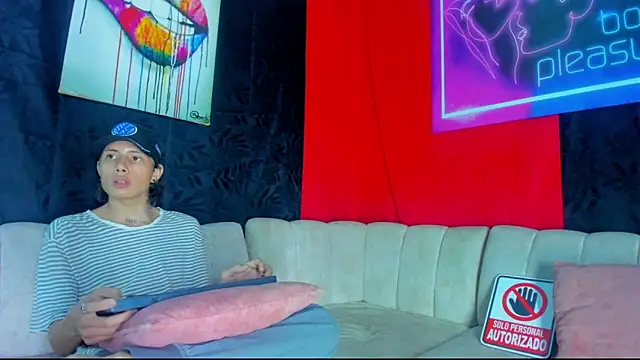 Snapshot of Pleasure_boys_hot chatting on January 6, 2026, 8:01 pm Pleasure boys hot online show from January 6, 2026, 8:01 pm