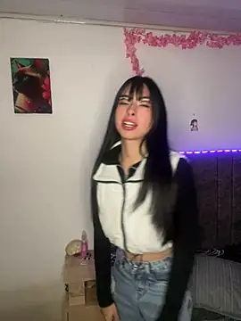 junorise23 online show from April 11, 2026, 4:28 am