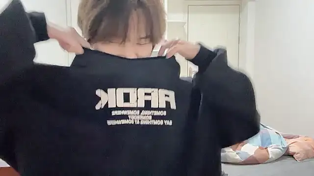 junnan001 online show from December 21, 2025, 8:32 am