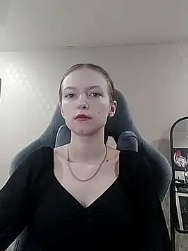 Snapshot of Yzi chatting on December 23, 2025, 9:51 am Yzi online show from December 23, 2025, 9:51 am