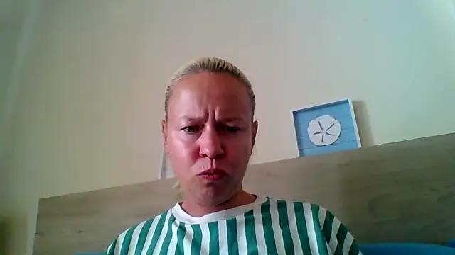 jennyblondeuk online show from May 10, 2026, 1:49 pm
