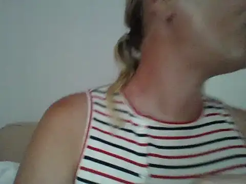 jennyblondeuk online show from May 28, 2026, 4:37 pm