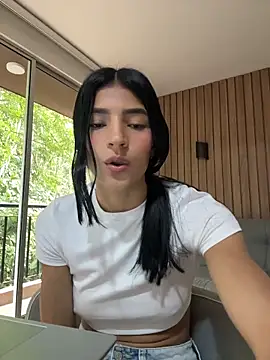 Snapshot of Ema_Rose_ chatting on May 1, 2026, 8:35 pm Ema Rose online show from May 1, 2026, 8:35 pm