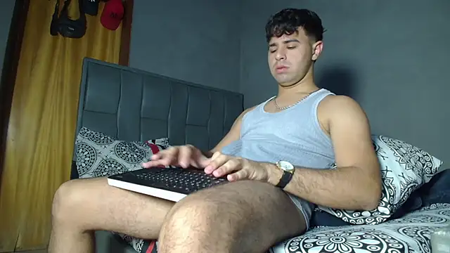 MAXIMILAINO-XXX online show from April 21, 2026, 2:15 am