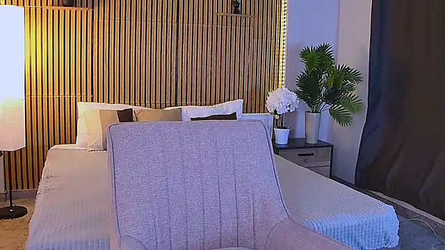 EmeraldGlow online show from April 18, 2026, 7:07 pm