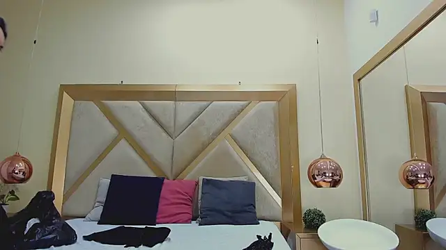 ElenaWatsonn online show from April 18, 2026, 8:09 pm