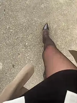 Molly-xiao online show from April 1, 2026, 6:47 am