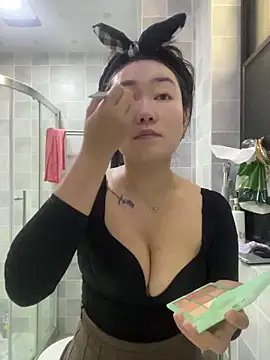 Molly-xiao online show from April 18, 2026, 1:42 am