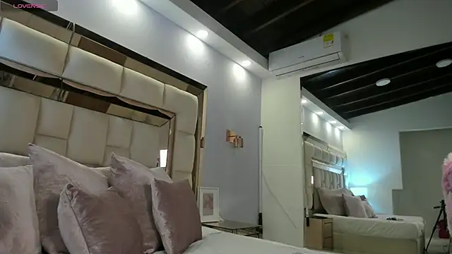 cloemorween online show from January 8, 2026, 3:20 am