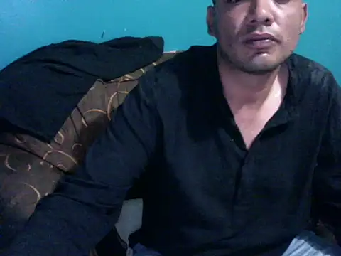 latinomoreno95 online show from May 15, 2026, 11:12 pm