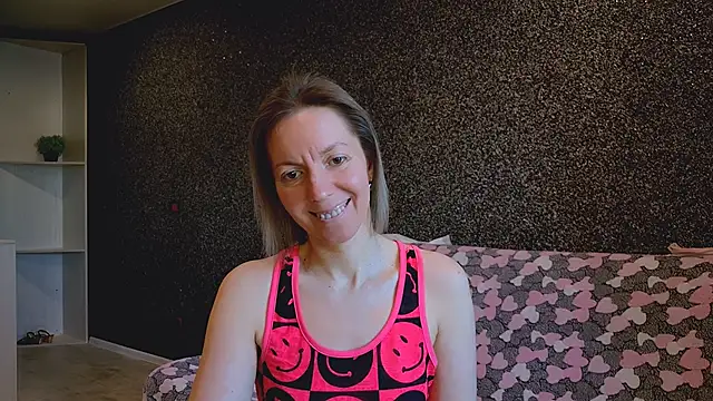 Amanda Luxe online show from March 25, 2026, 3:01 am