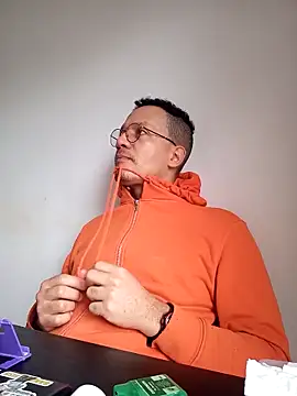Snapshot of Henrytsuzuki chatting on February 1, 2026, 3:21 pm Henrytsuzuki online show from February 1, 2026, 3:21 pm
