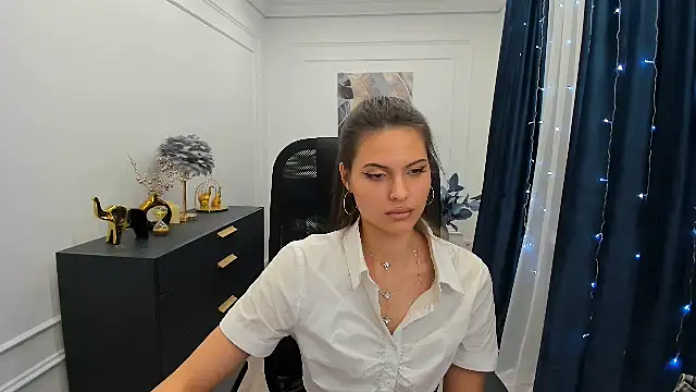 LeslieSvilti online show from January 11, 2026, 1:05 pm