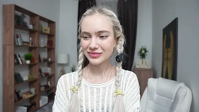 KristalCrowner online show from March 28, 2026, 8:41 pm