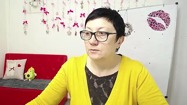 EmilyL0ve online show from April 5, 2026, 5:37 am