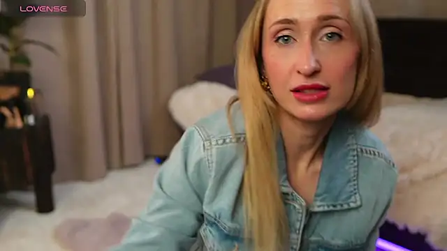 Snapshot of Emely_Moon chatting on April 25, 2026, 6:38 pm Emely Moon online show from April 25, 2026, 6:38 pm