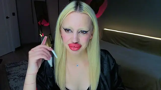 Snapshot of Luna_Beverly chatting on July 2, 2026, 8:37 pm Luna Beverly online show from July 2, 2026, 8:37 pm