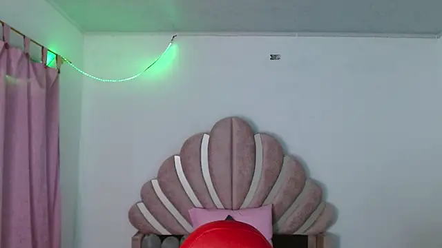 Snapshot of Naya__fox723 chatting on January 18, 2026, 7:39 pm Naya fox723 online show from January 18, 2026, 7:39 pm