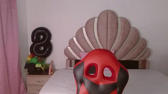 Snapshot of Naya__fox723 chatting on February 1, 2026, 7:56 pm Naya fox723 online show from February 1, 2026, 7:56 pm