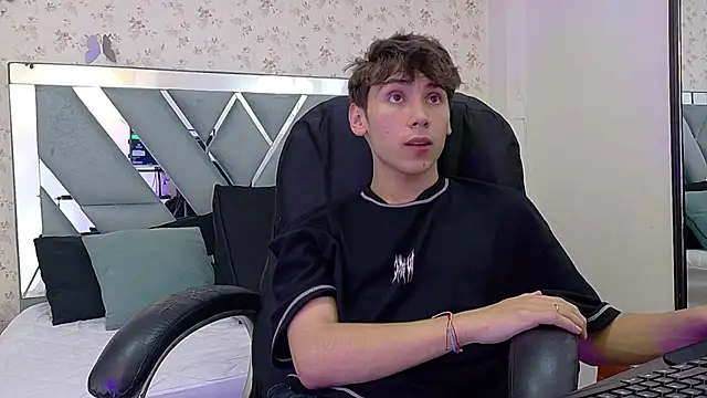 Snapshot of Liam_Noxx chatting on January 6, 2026, 12:25 am Liam Noxx online show from January 6, 2026, 12:25 am