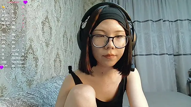 AprilOnilll online show from April 10, 2026, 5:06 pm