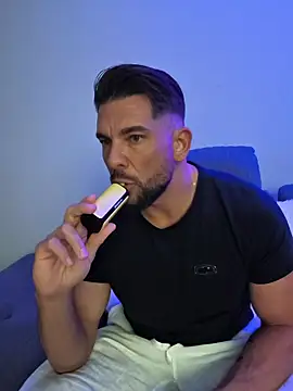 Snapshot of Angelo_33 chatting on February 9, 2026, 8:35 pm Angelo 33 online show from February 9, 2026, 8:35 pm