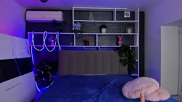 StephieRousee online show from February 25, 2026, 6:28 pm