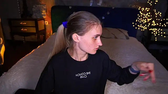 DiamondNina online show from April 13, 2026, 1:27 pm