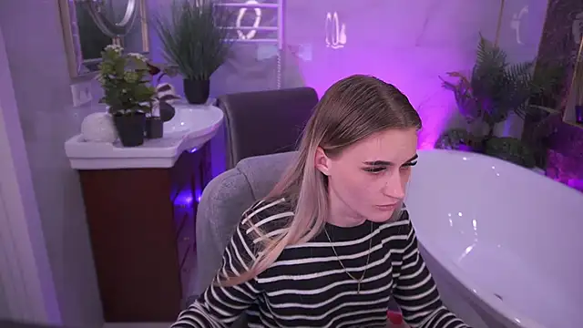 DiamondNina online show from April 18, 2026, 7:58 pm