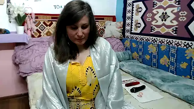 Adelinemilf online show from April 14, 2026, 10:32 am